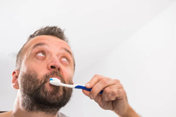 Pria Lucu Merawat Kebersihan Mulutnya Menyikat Gigi Selama Rutinitas Kamar — Stok Foto