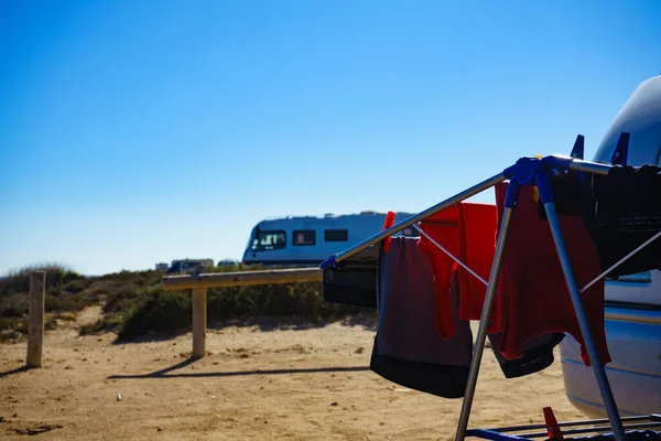Campeggio Sulla Spiaggia Concetto Avventura Vestiti Appesi Asciugare Sulla Linea — Foto Stock