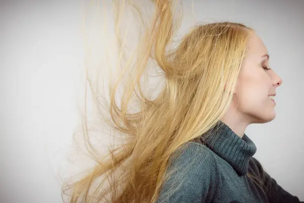 Έννοια Κομμωτικής Περιποίησης Μαλλιών Κορίτσι Μακριά Ξανθά Μαλλιά Πλευρική Άποψη — Φωτογραφία Αρχείου