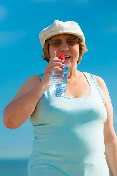 Verano Vacaciones Jubilados Activos Feliz Anciana Bebiendo Agua Mineral Botella —  Fotos de Stock