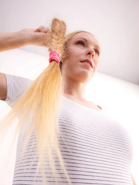 ブロンドの女の子はピンクリボン弓で髪を編みました ヘアケア ヘアスタイル — ストック写真