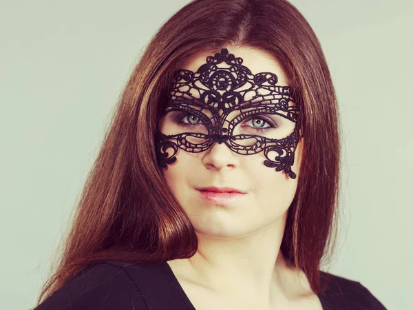 Mujer Bastante Misteriosa Con Máscara Encaje Ojo Negro Que Tiene — Foto de Stock