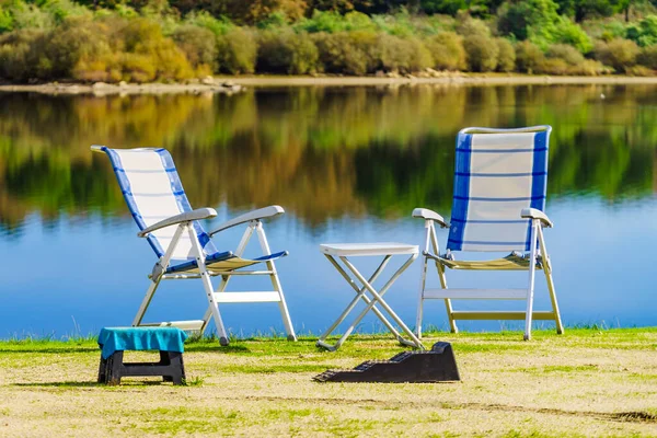 Dwa Puste Składane Krzesła Obozowe Brzegu Jeziora Wakacje Relaks Świeżym — Zdjęcie stockowe