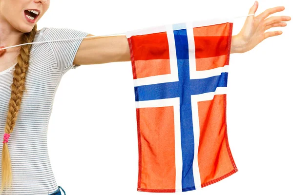 金发姑娘的辫子上挂着挪威国旗 斯堪的纳维亚人 — 图库照片