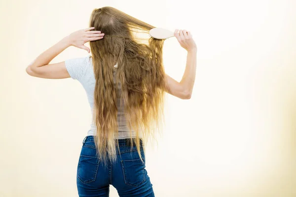 Mujer Rubia Con Cepillo Peinándose Pelo Muy Largo Adolescente Con —  Fotos de Stock