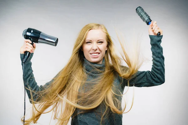 Vrouw Met Blazen Rommelig Haar Houden Accessoires Haardroger Borstel Blond — Stockfoto