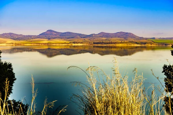 西班牙自然景观 西班牙马拉加安达卢西亚Embalse Del Guadalhorce湖及其周围农村地区Ardales水库 — 图库照片