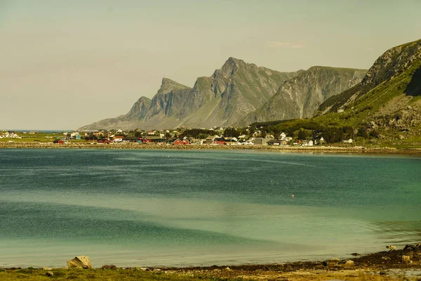 ノルウェーのロフテン諸島 海岸の海と家 ノルウェーのノルウェーの郡 — ストック写真
