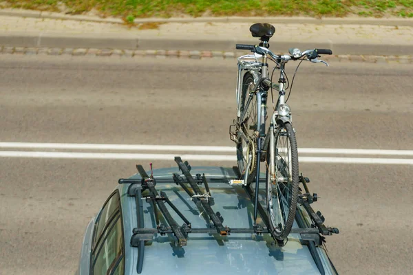 Bicyclette Chargée Sur Toit Voiture Automobile Transporte Vélo Sur Rack — Photo