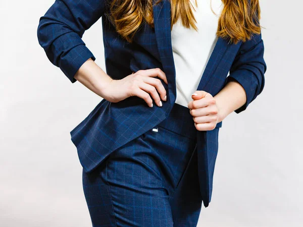 Επιχειρηματίας Γυναίκα Φορώντας Κοστούμι Λευκό Τοπ Μπλε Παντελόνι Και Σακάκι — Φωτογραφία Αρχείου