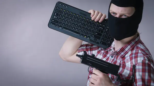 Çılgın Hacker Adam Siyah Kar Maskeli Elinde Bilgisayar Klavyesi Silahı — Stok fotoğraf