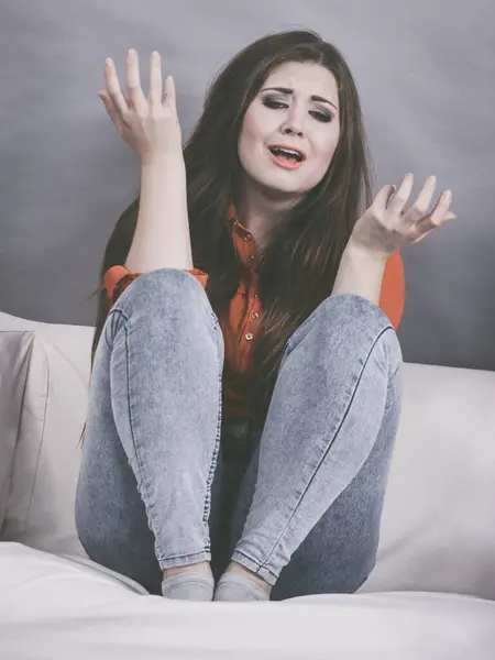 Triste Donna Preoccupata Attesa Qualcosa Seduta Sul Divano Molto Nervosa — Foto Stock