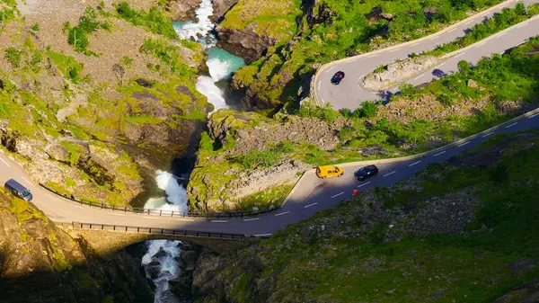 挪威欧洲的多车环绕着风景秀丽的山路 国家旅游路线 — 图库照片