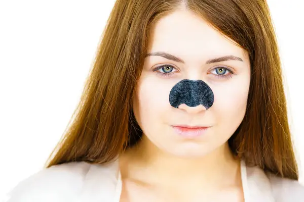 Mulher Aplicando Tiras Limpeza Nariz Usando Máscara Têxtil Limpeza Poros — Fotografia de Stock
