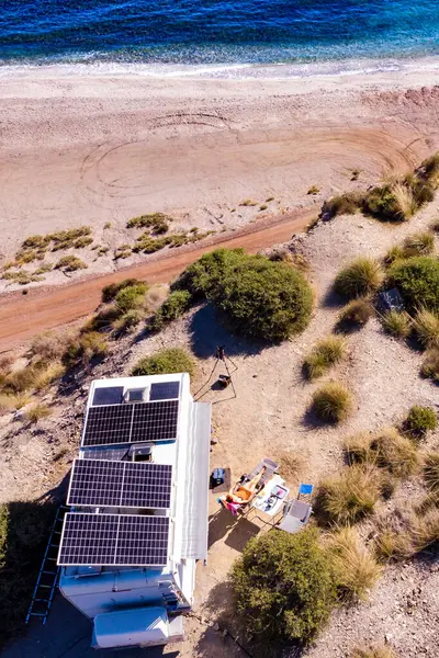 Vista Aérea Camper Com Inclinação Painéis Solares Fotovoltaicos Telhado Acampar — Fotografia de Stock