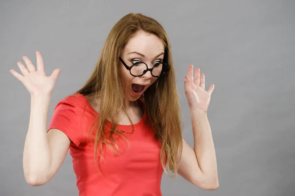 Sorprendido Mujer Sorprendida Con Pelo Castaño Usando Divertidas Gafas Redondeadas —  Fotos de Stock