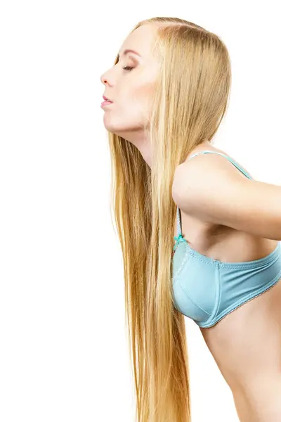 Genç Uzun Saçlı Sarışın Küçük Göğüslü Sutyen Takan Bir Kadın — Stok fotoğraf