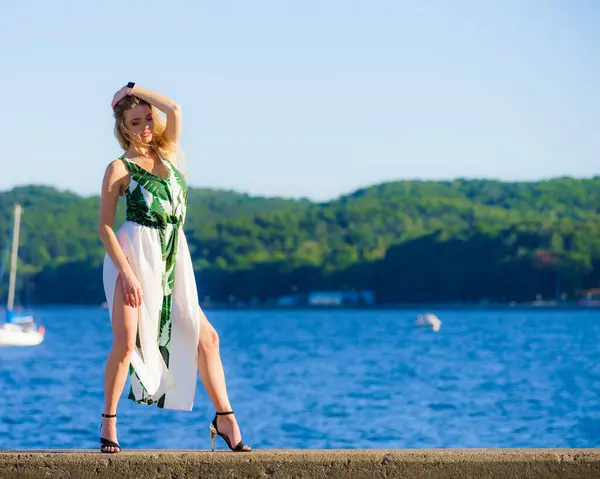Vacker Modell Mot Havet Söt Blond Ung Vuxen Kvinna Bär — Stockfoto