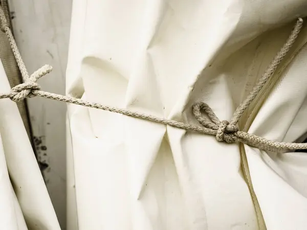 Белый Брезент Водонепроницаемого Материала Проволокой Веревкой Деталь Большой Палатки Занавески — стоковое фото