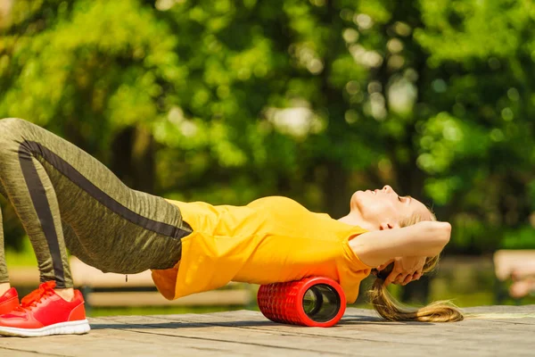 Young Woman Exercises Park Using Gym Accessory Foam Roller Muscle — Stock Photo, Image