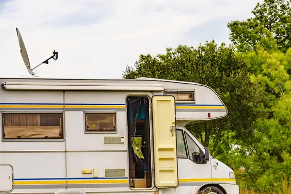 Férias Viagem Motorhome Caravana Com Antena Parabólica Telhado Camping Natureza — Fotografia de Stock