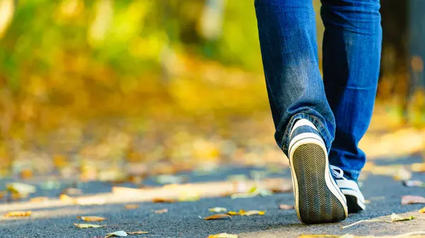 Spor Ayakkabı Giyen Kot Pantolon Giyen Açık Havada Yürüyen Biri — Stok fotoğraf