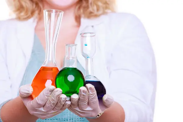 Bilim Eğitim Okulun Laboratuarındaki Bilim Adamı Bir Sürü Kimyasal Şişesi — Stok fotoğraf
