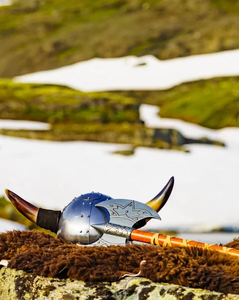 维京或野蛮战士在大自然户外的设备 维京头盔与斧头在挪威动物的棕色毛皮 旅游与旅游理念 — 图库照片