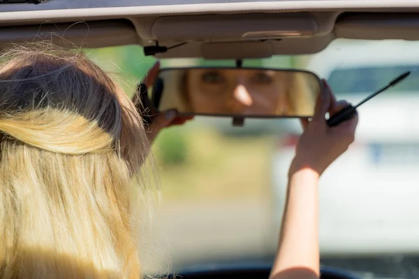 Dikiz Aynasına Bakan Çekici Bir Kadın Kirpiklerini Boyuyor Arabayı Sürerken — Stok fotoğraf