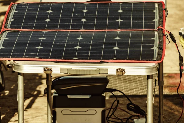 Taşınabilir Güneş Fotovoltaik Panelleri Kamp Gezisi Sırasında Açık Havada Pilleri — Stok fotoğraf