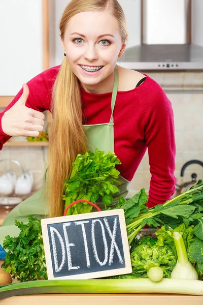 Young Woman Kitchen Having Many Green Vegetables Presenting Board Detox — Stock Photo, Image