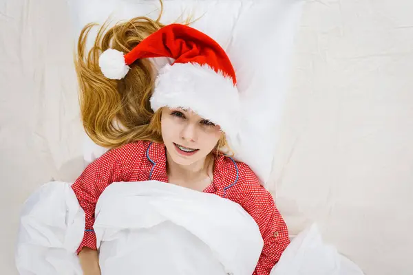 Femme Heureuse Attendant Saison Noël Portant Pyjama Chapeau Père Noël — Photo