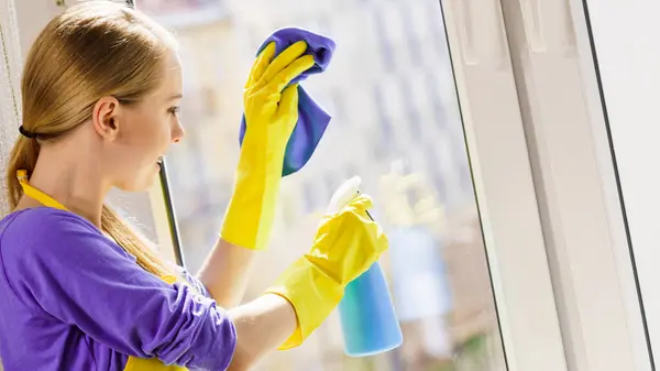 Jonge Huisvrouw Schonere Vrouw Wassen Venster Thuis Met Behulp Van — Stockfoto