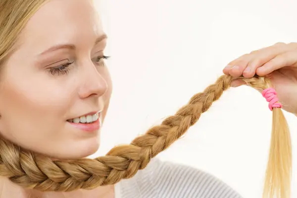 Uzun Örgülü Saçlı Sarışın Kız Saç Bakım Popüler Saç Stili — Stok fotoğraf