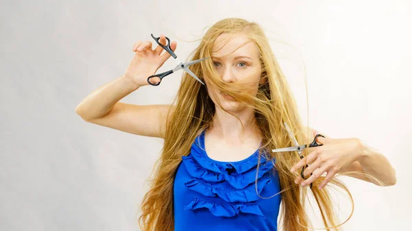 理发美发的概念 带着一把剪子吹长金黄色头发的女孩 展示工作工具 普通和稀疏的剪子 — 图库照片