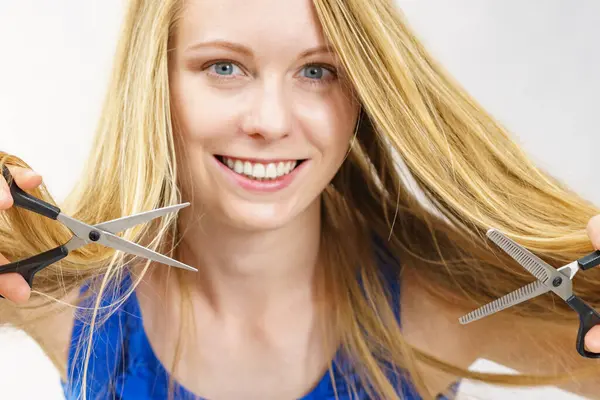 Saç Kesimi Saç Bakım Konsepti Uzun Sarı Saçlı Elinde Makas — Stok fotoğraf