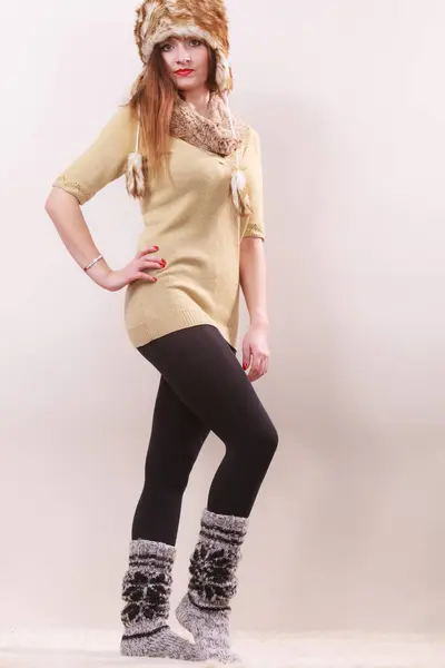 冬のファッション おしゃれな冬の服毛皮キャップ ウール ウォームを身に着けている完全な長さで幸せな若い女ソックス ポーズ — ストック写真