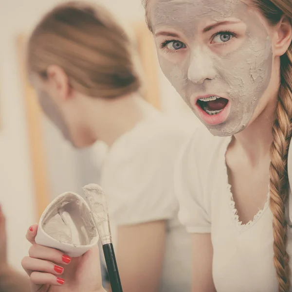 Cuidado Com Pele Mulher Loira Banheiro Com Máscara Barro Cinza — Fotografia de Stock