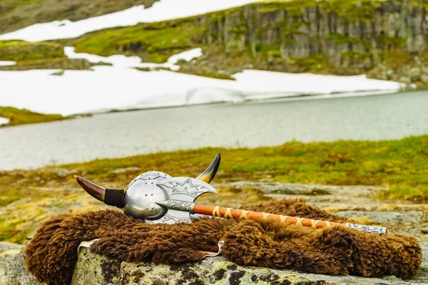 Casco Vikingo Con Hacha Orilla Del Lago Noruega Concepto Turismo —  Fotos de Stock