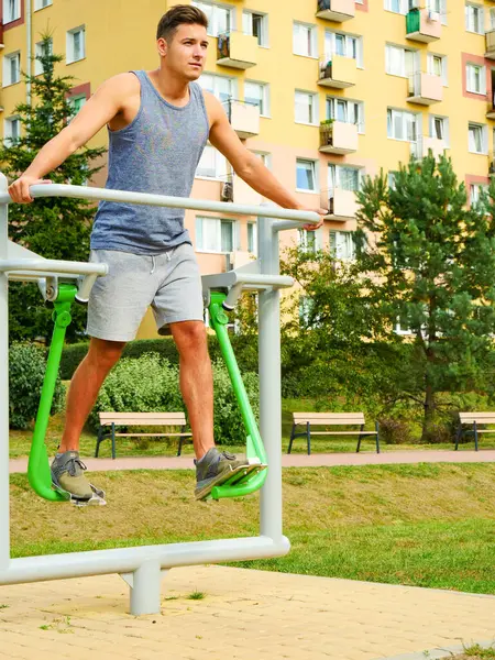 Junger Mann Beim Training Fitnessstudio Sportlicher Typ Der Beinübungen Straßensimulator — Stockfoto