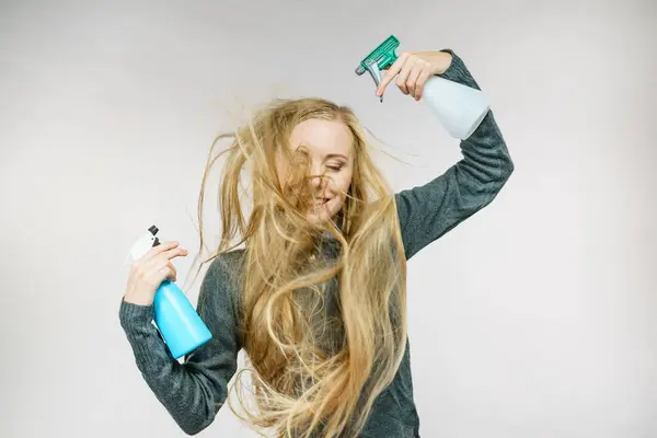 Unge Kvinnelige Rotete Langt Blondt Hår Holder Flaske Påfører Hårspray – stockfoto