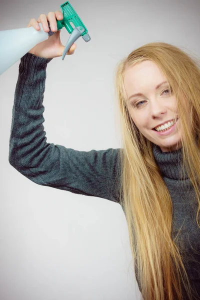 Unge Kvinnelige Lange Blonde Hår Holder Flaske Påføring Hårspray – stockfoto