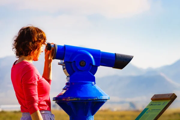 Gezici Dürbün Kullanan Bir Kadın Turist Teleskopu Endülüs Teki Cabo — Stok fotoğraf