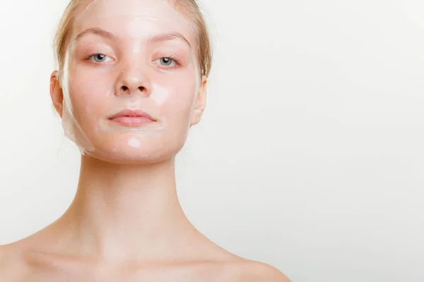 在面具的面部剥离的年轻女子 美容和皮肤护理 工作室拍摄灰色 — 图库照片