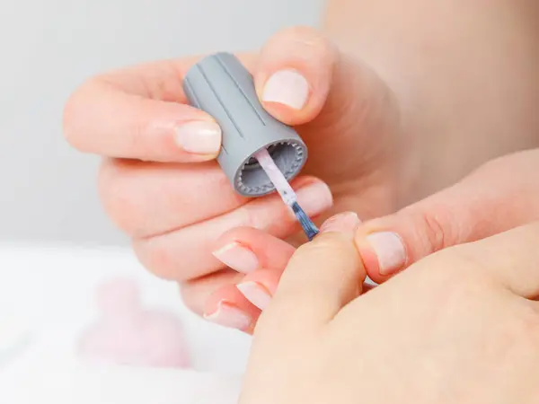 Spa Wellness Beauty Concept Manicure Nagellak Toe Passen Vrouw Nagels — Stockfoto