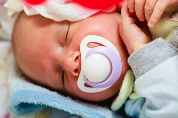 Bebek Bakımı Çocukluk Konseptinin Güzelliği Küçük Yeni Doğmuş Bebek Yatakta — Stok fotoğraf