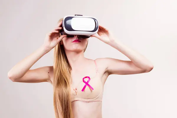 Woman Wearing Bra Pink Ribbon Virtual Reality Goggles Headset Box — Stock Photo, Image