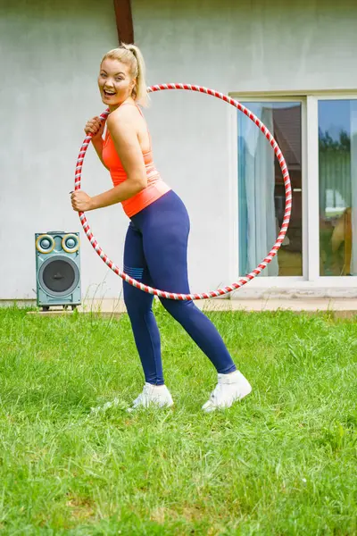 Mujer Que Utiliza Aro Hoola Para Cuerpo Forma Delgada Haciendo — Foto de Stock