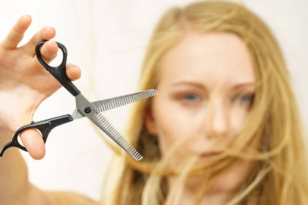 Young Woman Holding Special Chunking Shears Tool Work Hairdresser Coiffure — Stock Photo, Image