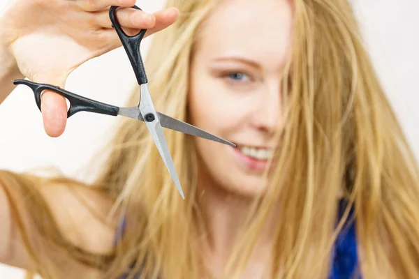 Young Woman Holding Shears Tool Ready Hair Trimming Blonde Female — Stock Photo, Image